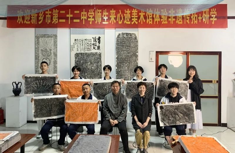 学习传拓技艺 领略书法魅力 ——新乡市第二十二中学书法社团开展传拓研学活动掠影