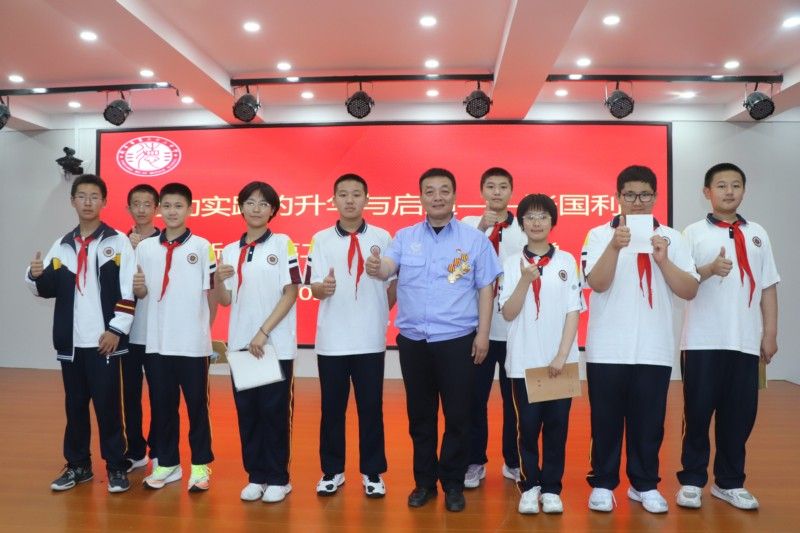 新乡市第二十二中学邀请全国劳模张国利为师生作报告