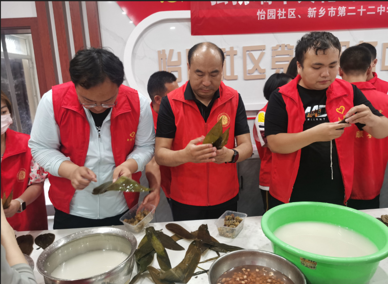 粽叶飘香端午情 丝丝情意暖人心——市二十二中联合怡园社区开展“粽子飘香，品味端午”主题“文明实践活动日”活动