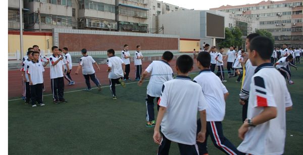 我校初一年级举行跳大绳活动