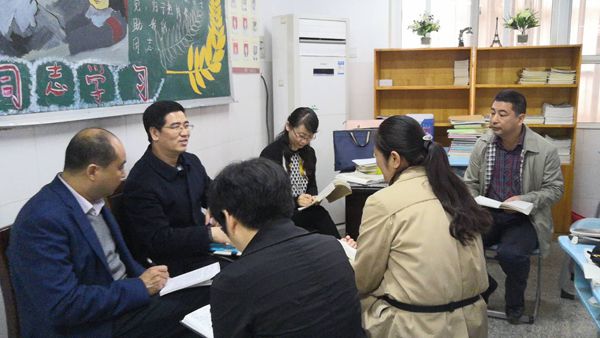 教研走基层——市教研室领导到二十二中听课调研
